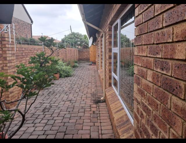 3 BEDROOM TOWNHOUSE FOR SALE IN NEW REDRUTH